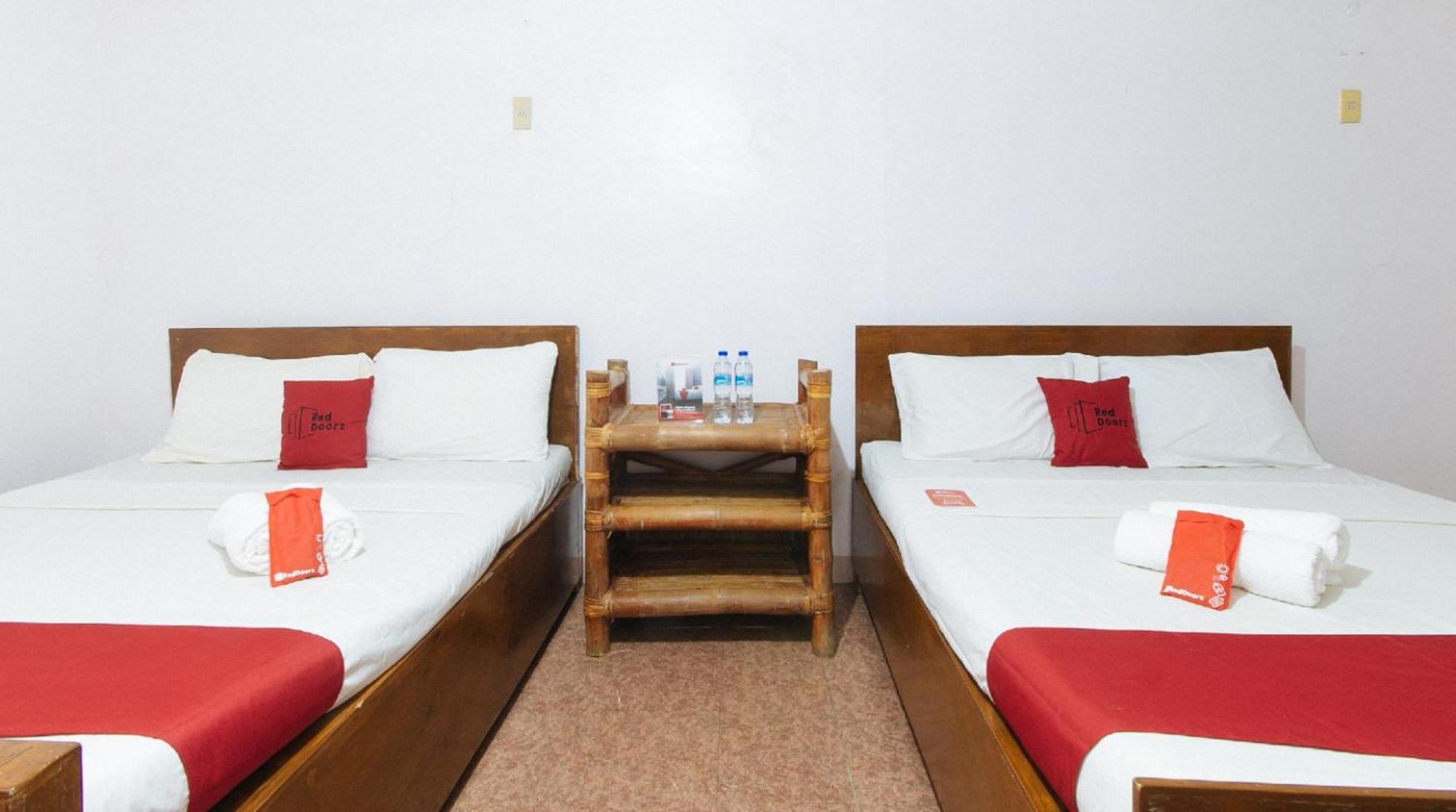 Reddoorz Hostel At Megans Paradisio Beach Resort Сан-Антонио Экстерьер фото