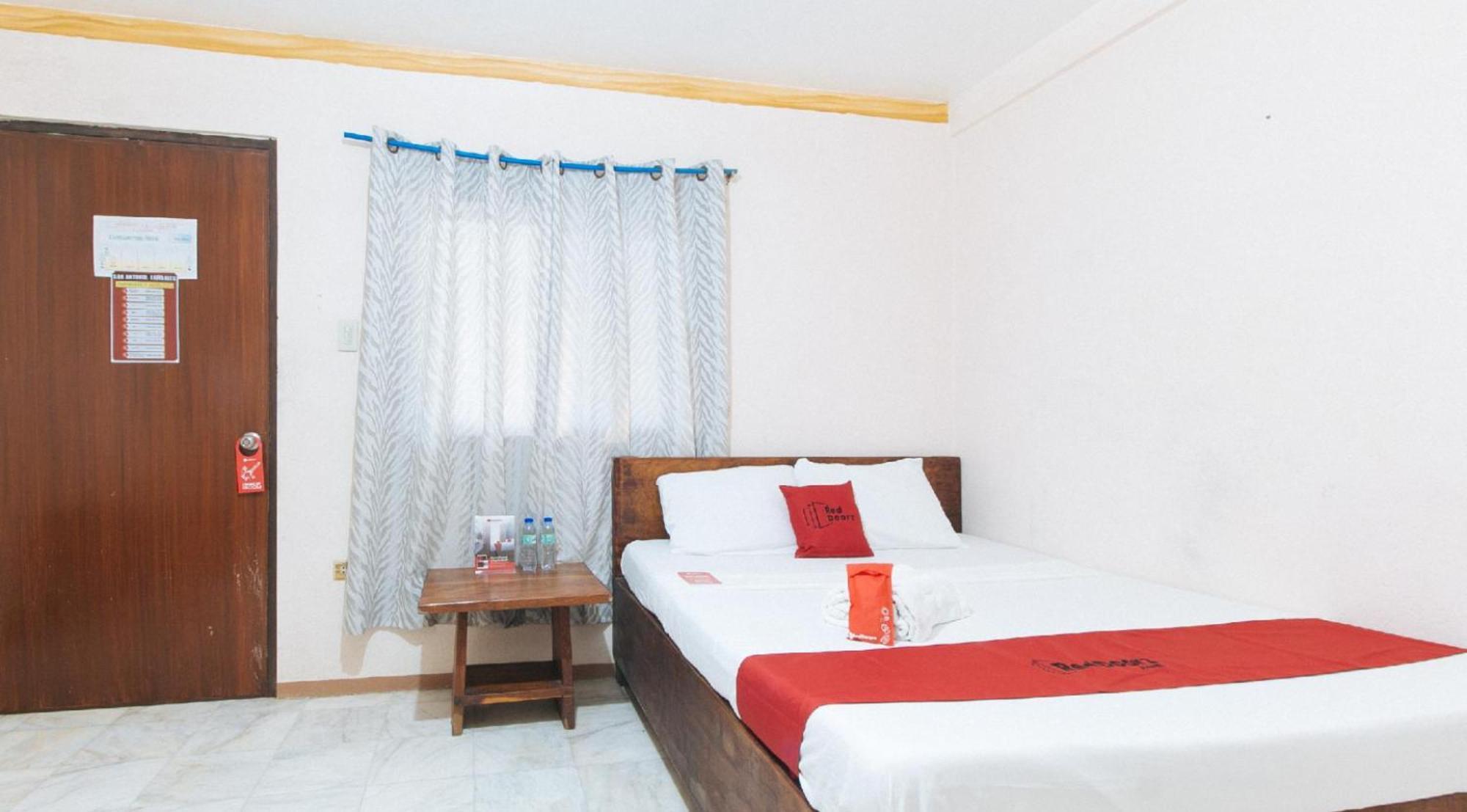 Reddoorz Hostel At Megans Paradisio Beach Resort Сан-Антонио Экстерьер фото